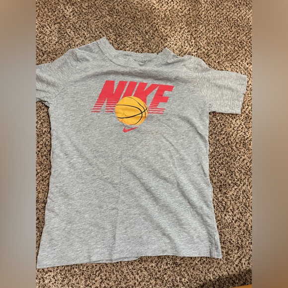 Grey Nike kids basketball tee size small - Picture 1 of 2